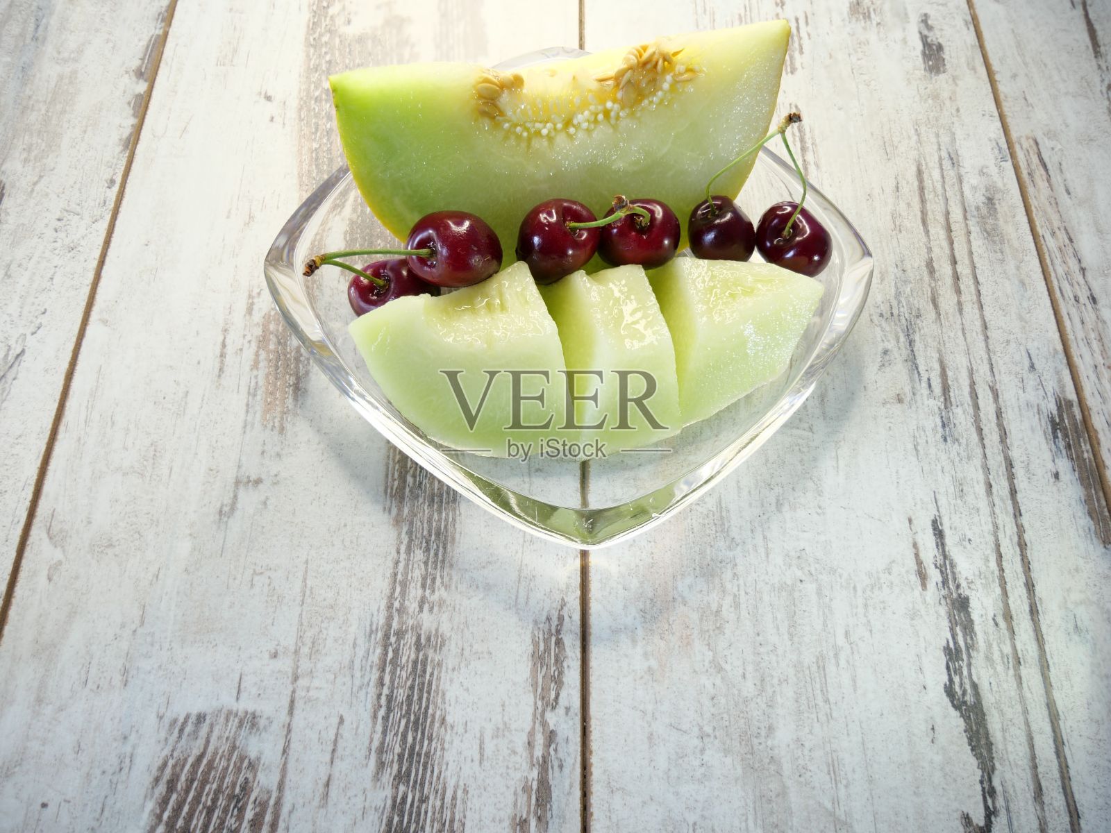 甜瓜樱桃上桌照片摄影图片