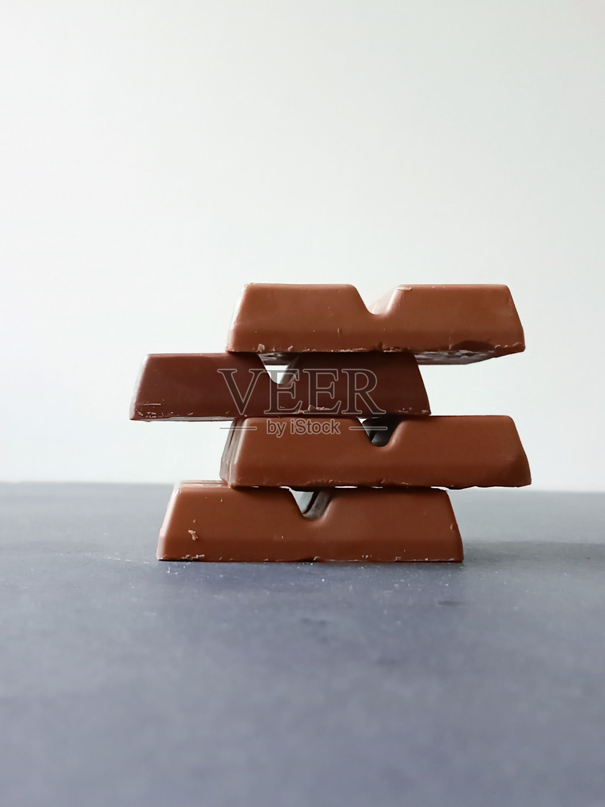 垂直拍摄一堆牛奶巧克力在桌子上照片摄影图片