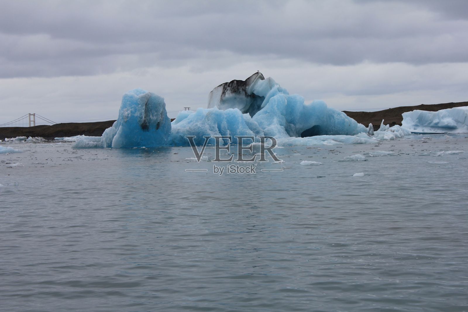 冰岛冰川湖Jokulsarlon中的冰山。照片摄影图片