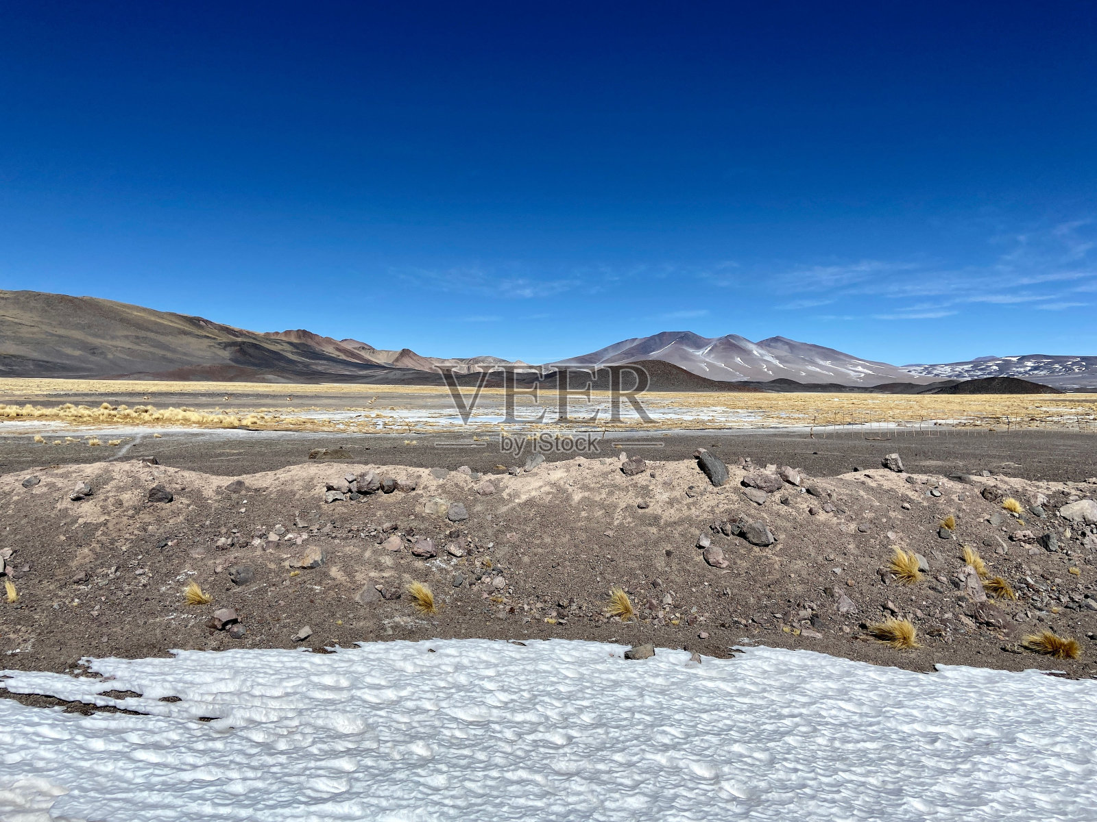 在阿根廷的卡塔马卡，白色的冰雪覆盖着地面照片摄影图片