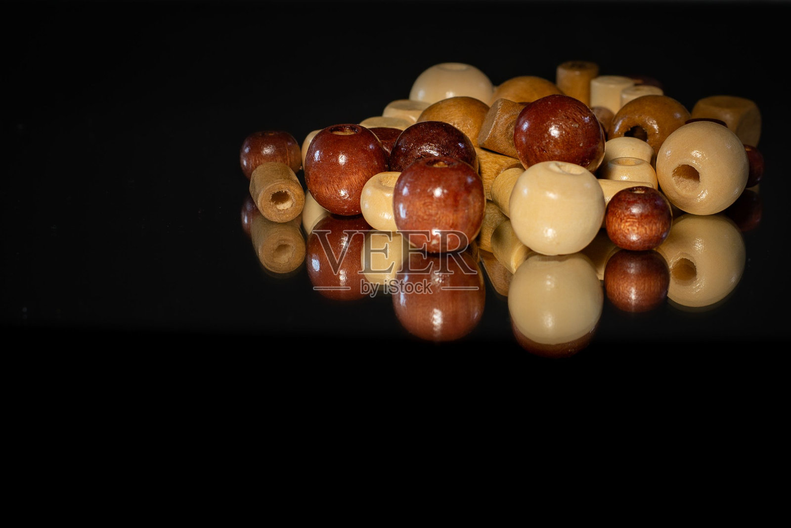 镜子上的木珠特写照片摄影图片