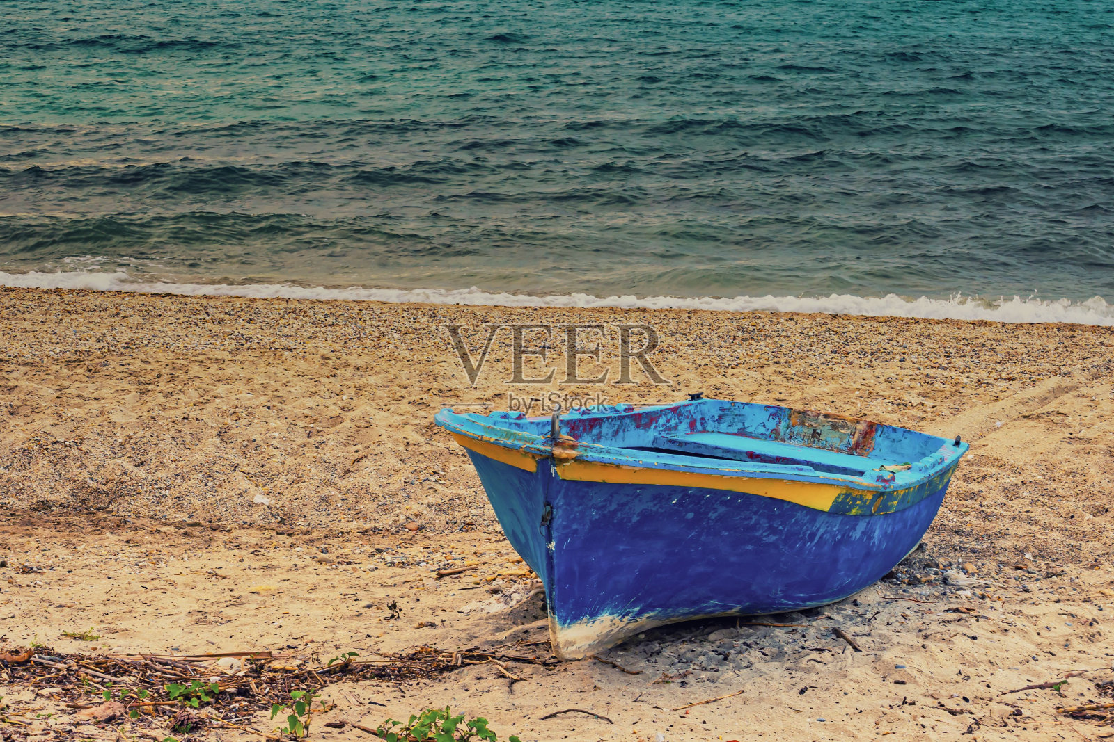 海边的蓝色小船照片摄影图片