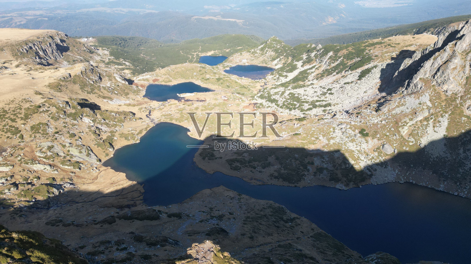 保加利亚里拉国家公园7个湖泊的鸟瞰图照片摄影图片
