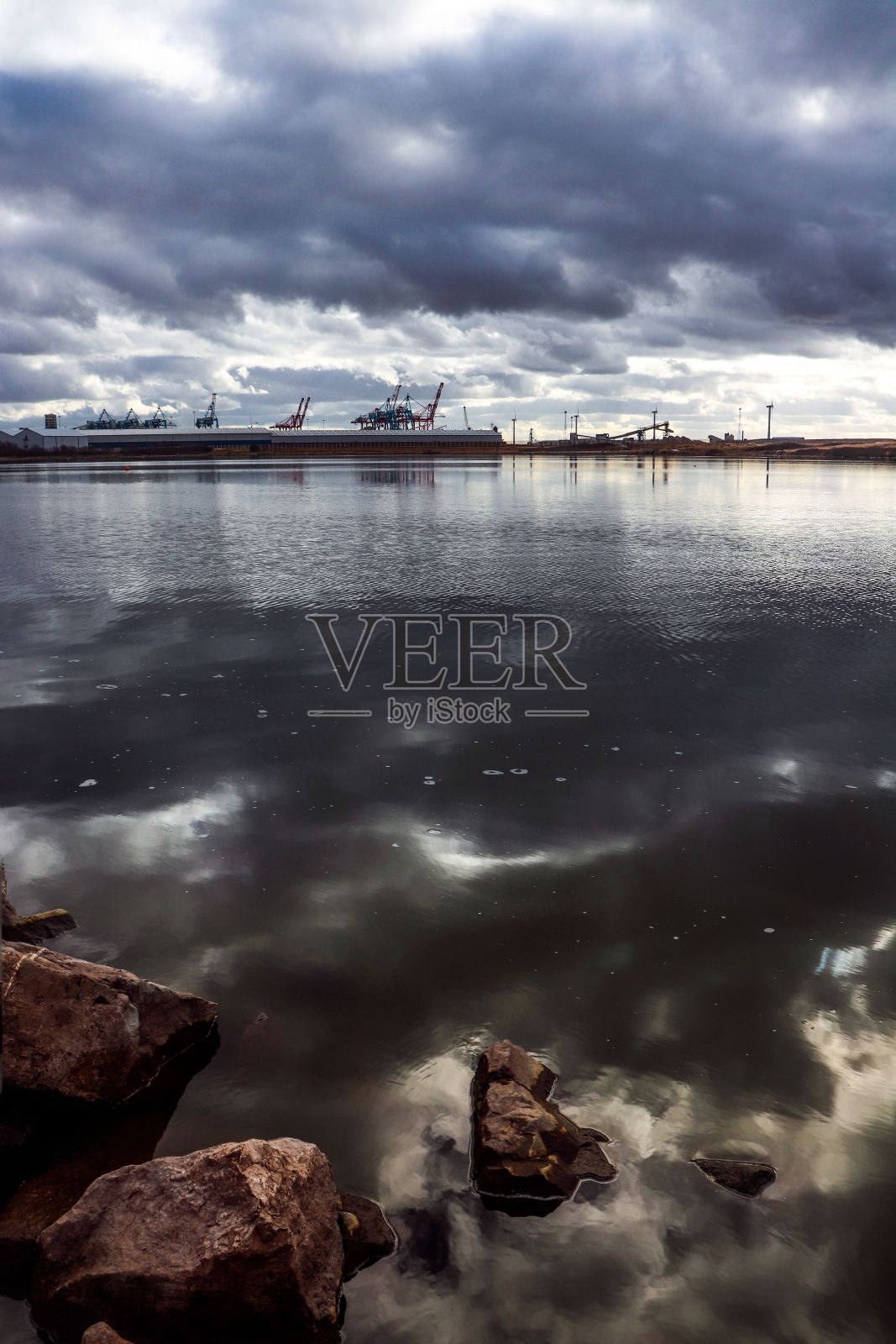 大海和岩石海岸的景色照片摄影图片