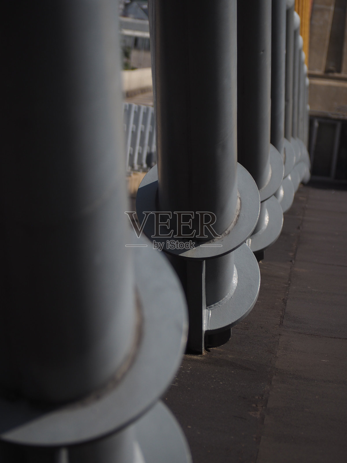 钢垫和银灰色和黑色的地板。照片摄影图片