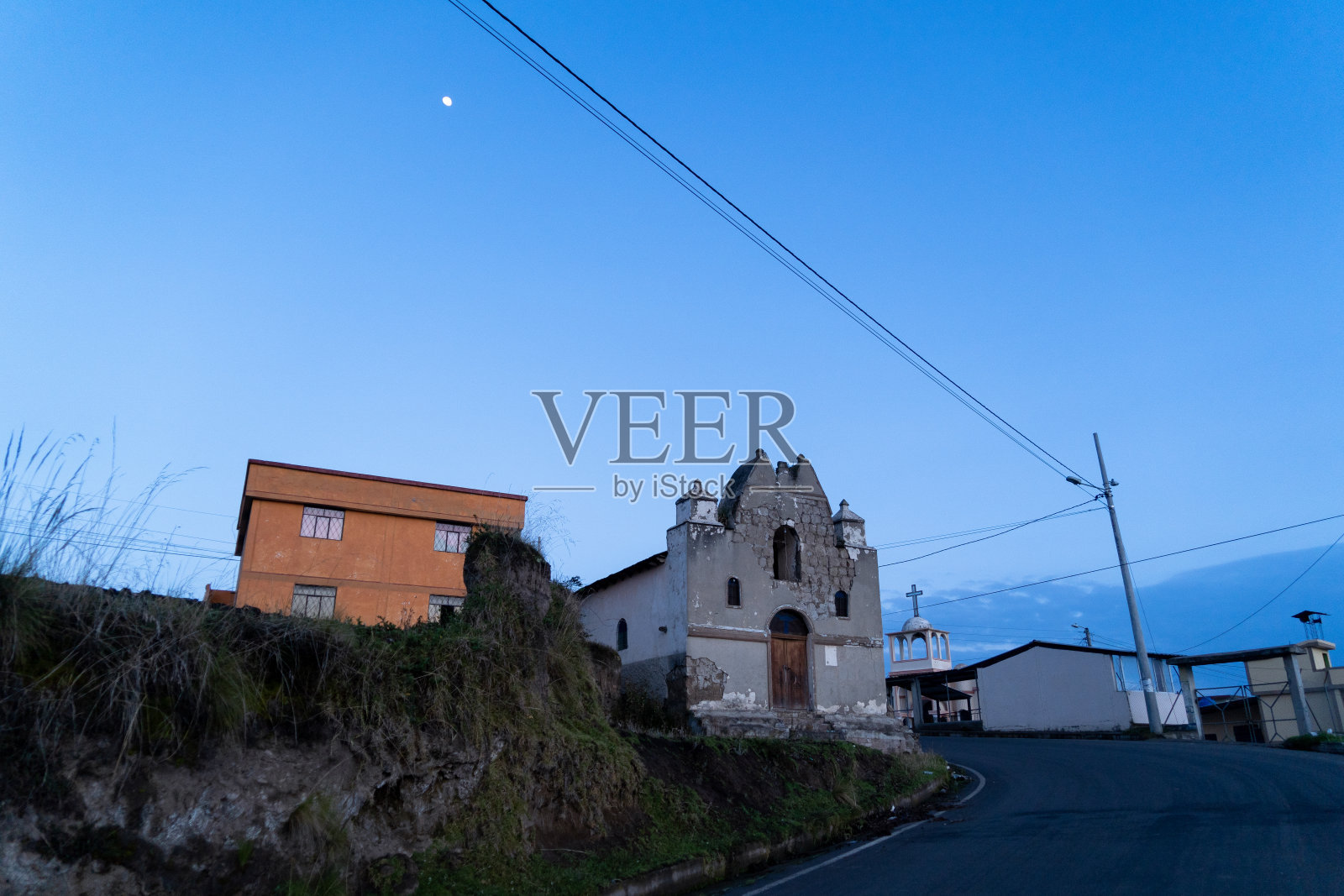 神奇的紫色和粉色日出或日落在山上照片摄影图片