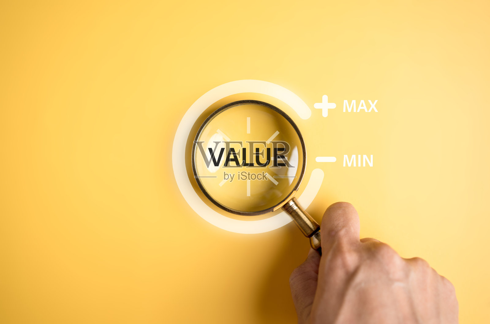 放大镜专注于下载图标的进步，以增加增值利润，有利于业务的增长和发展照片摄影图片