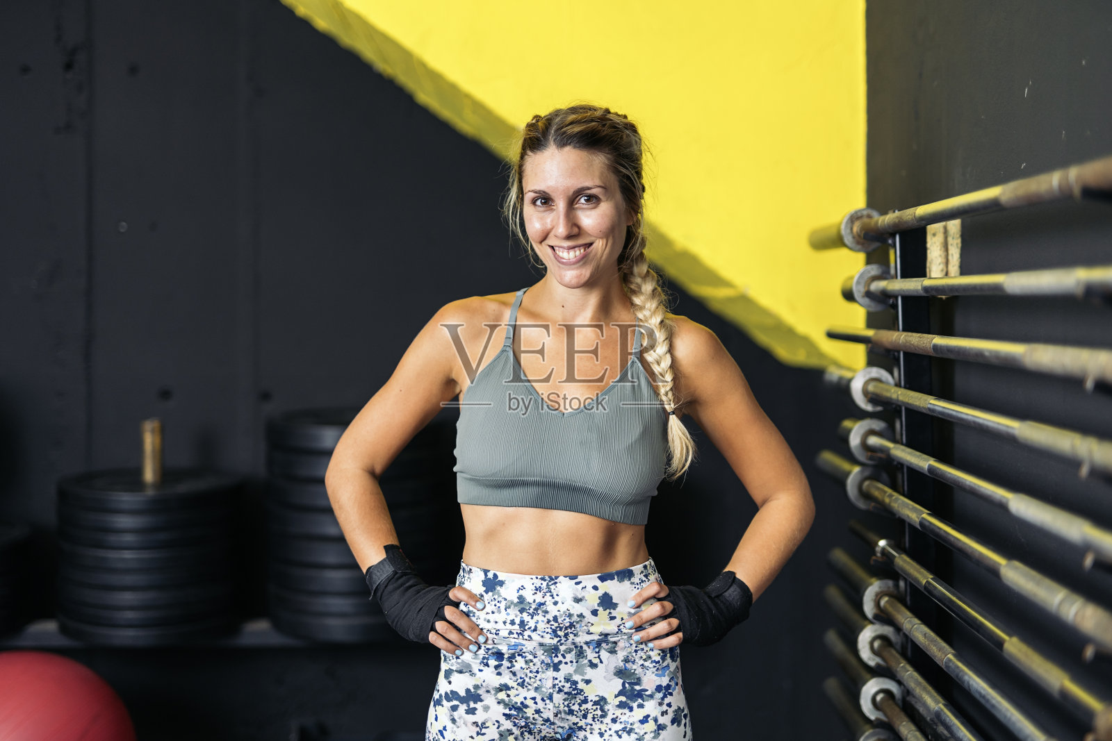 一个微笑的年轻肌肉自由搏击运动员看着相机的肖像照片摄影图片