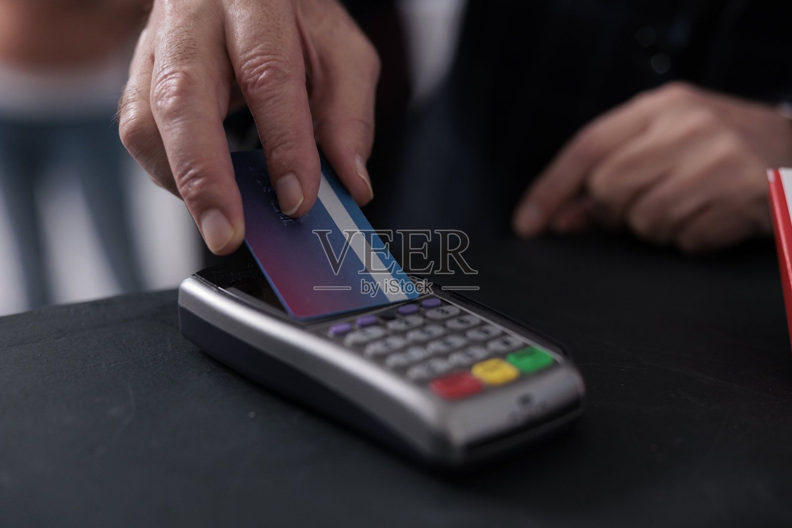 老年客户在药房用信用卡支付药费照片摄影图片