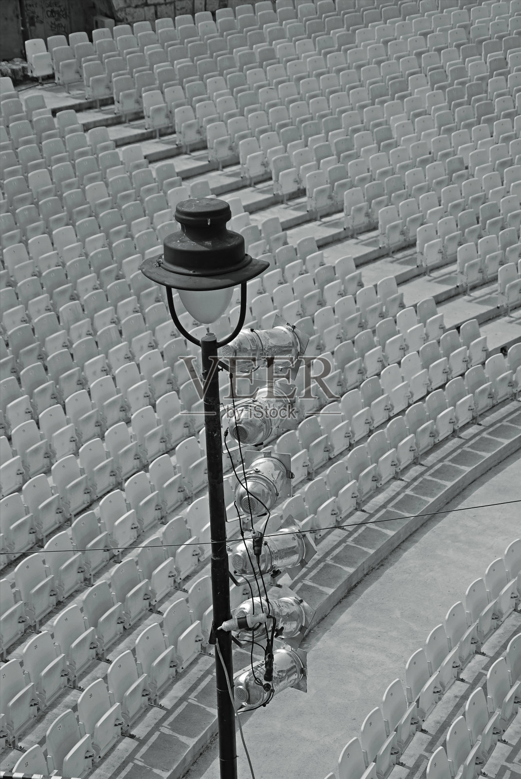 在塞尔维亚尼斯市的夏季舞台上，带有反光镜的杆子照片摄影图片