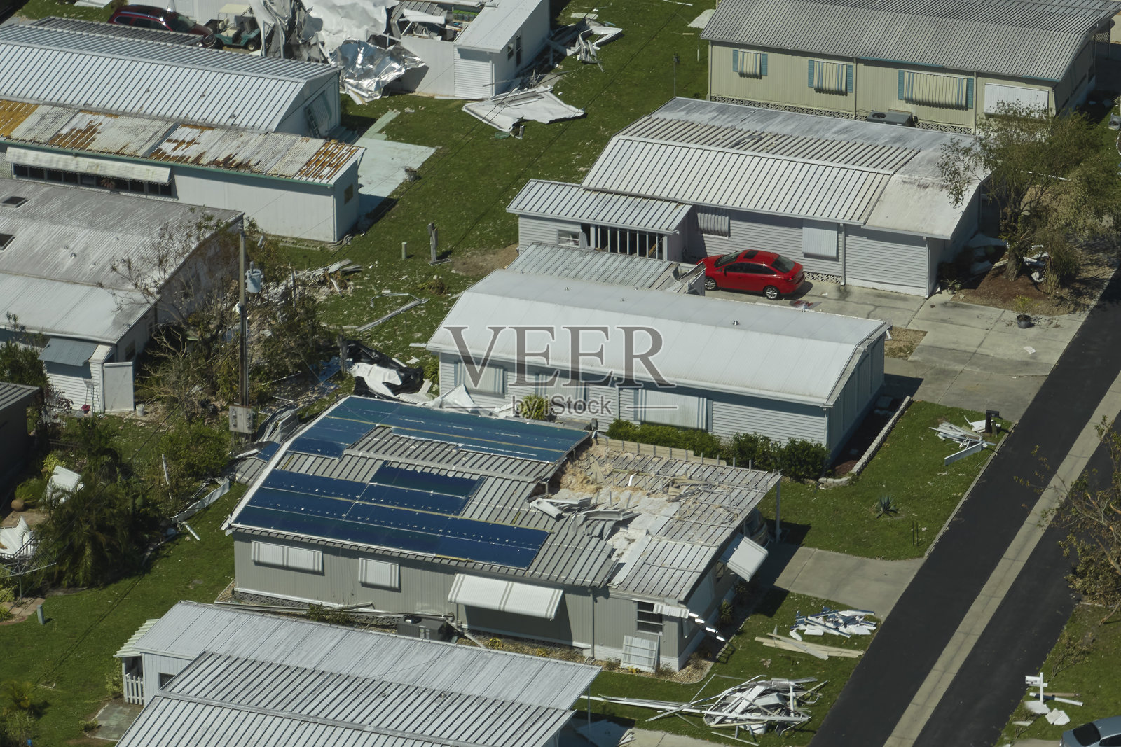 飓风“伊恩”过后，佛罗里达州居民区的活动房屋严重受损。自然灾害的后果照片摄影图片