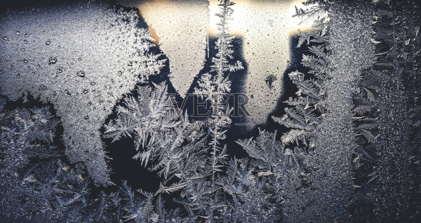 冰花结在窗户上。冬季冷纹图案。宏观的观点。霜晶体照片摄影图片