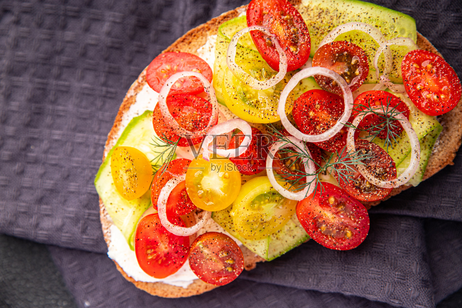 番茄莎莎三明治番茄沙拉新鲜健康餐食品零食在桌子上复制空间食品背景乡村顶视图照片摄影图片