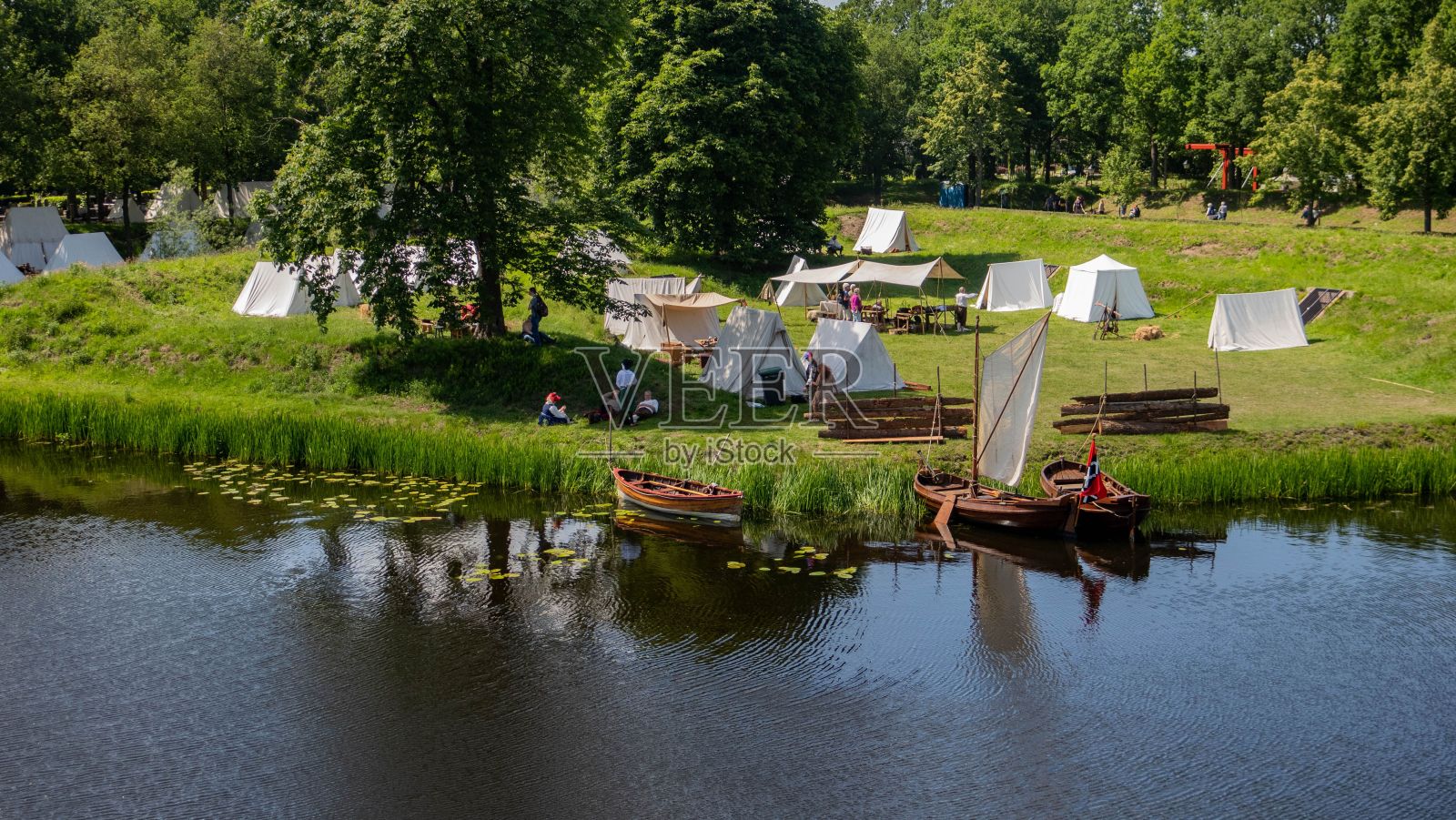 1650年布尔坦日军营的重现，河中有一艘旧船照片摄影图片