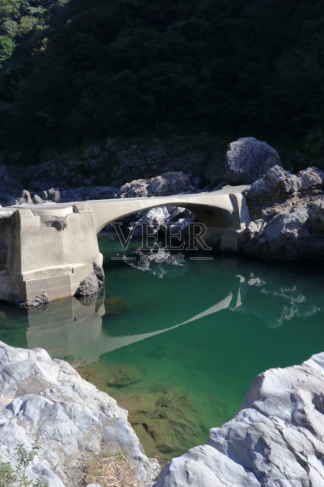 高知县最古老的下沉桥——高知下沉桥(Niyodogawa镇)照片摄影图片