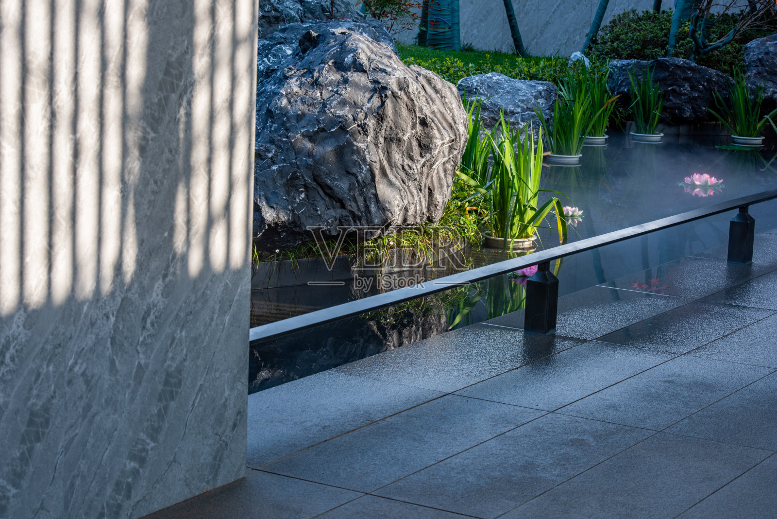 现代住宅园林景观，山石、绿植照片摄影图片