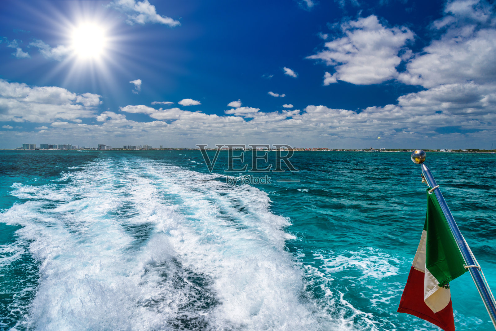 在墨西哥尤卡坦半岛坎昆附近的加勒比海上，墨西哥国旗悬挂在渡船上照片摄影图片