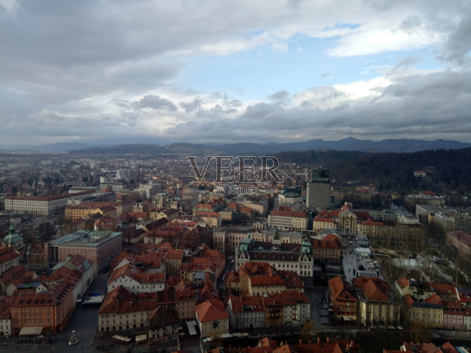 从高处俯瞰卢布尔雅那市照片摄影图片