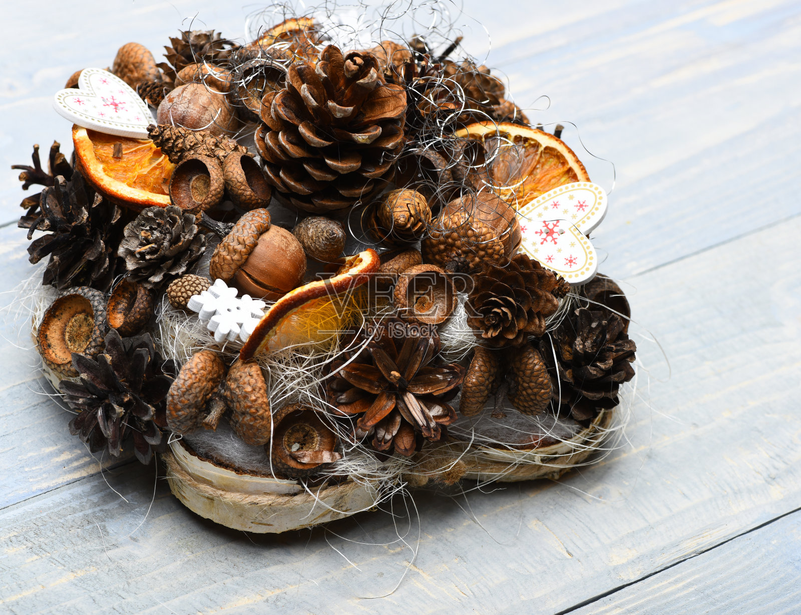 冷杉树球果、坚果、橡子和干柑橘的组成。照片摄影图片