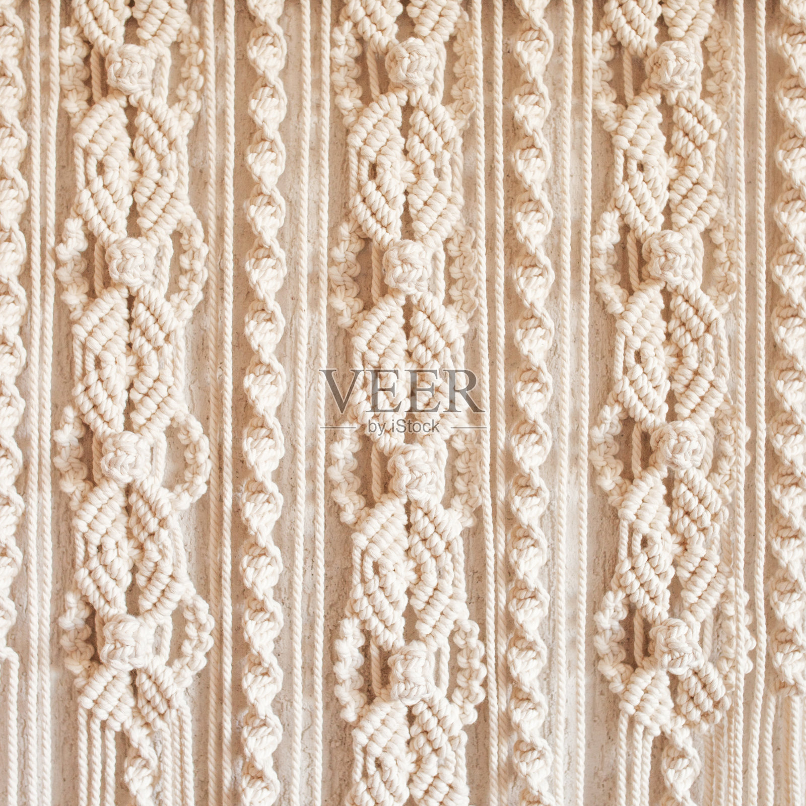 手工刺绣的。流苏编织和棉线。女性的爱好。环保的现代针织DIY室内自然装饰理念。100%纯棉墙面装饰。照片摄影图片