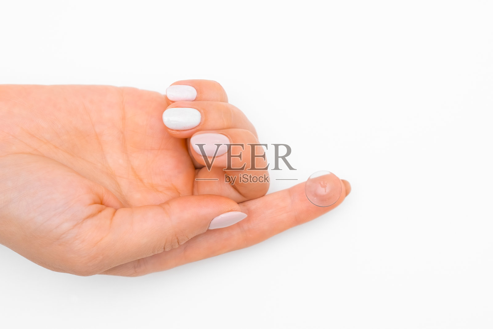 特写女子手拿隐形眼镜在白色背景与复制空间照片摄影图片