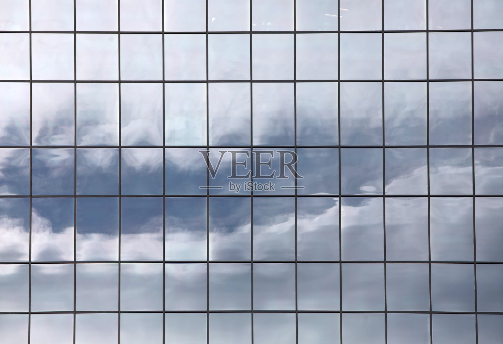 办公楼窗户反射的天空照片摄影图片