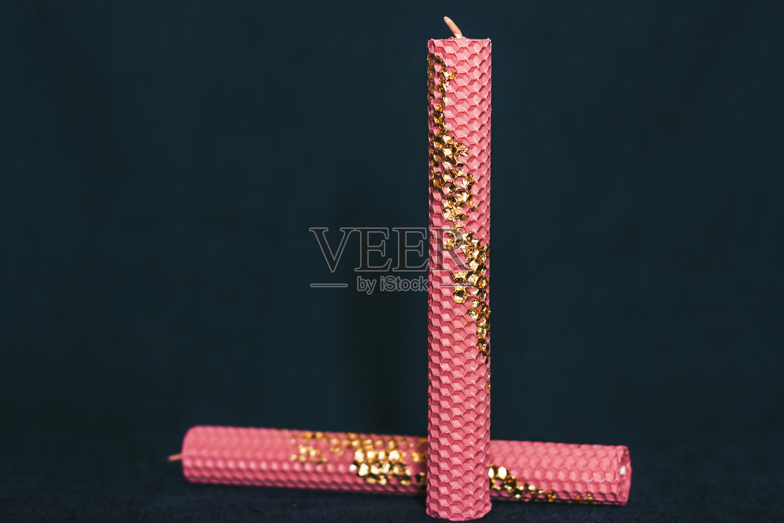 漂亮的粉色手工蜡烛。镀金。节日到来。舒适的氛围照片摄影图片