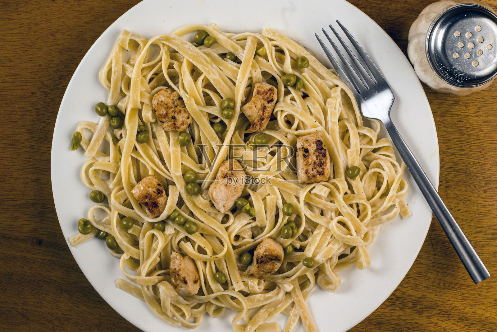 鸡肉阿尔弗雷多宽面条配豌豆和阿尔弗雷多酱照片摄影图片