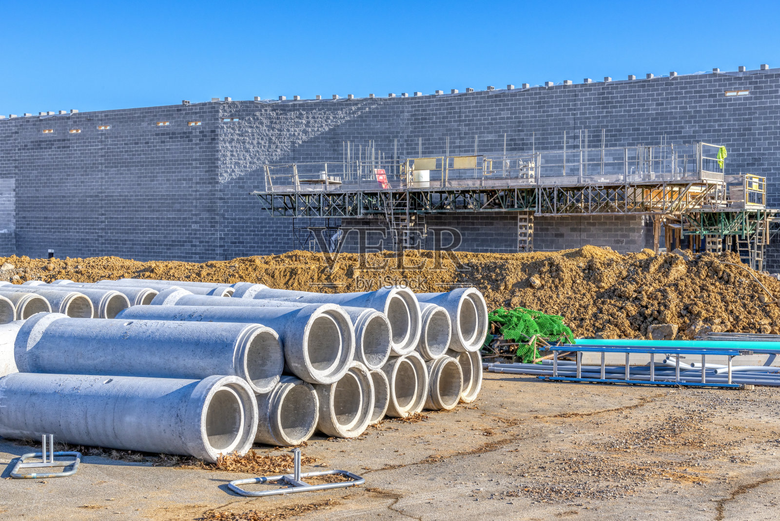 新商业建筑工地的脚手架和排水管照片摄影图片