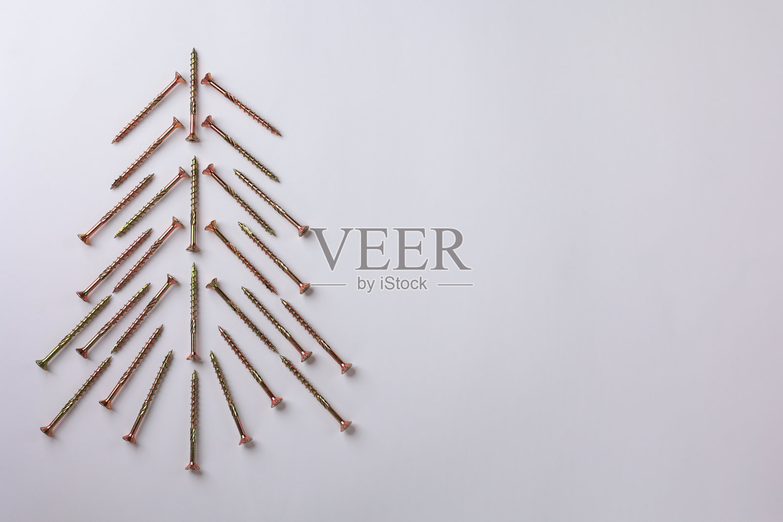 创意圣诞树：自攻螺钉制作照片摄影图片