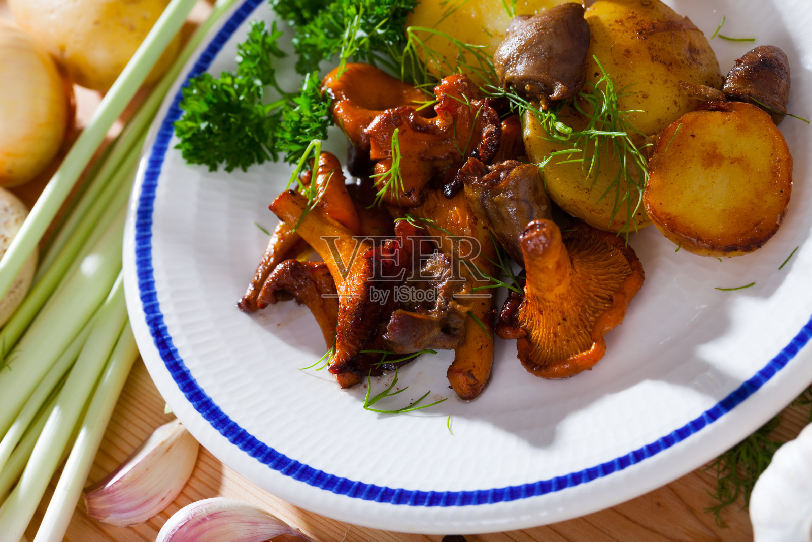 俯视图美味的炸鸡心，油炸鸡油菌与土豆照片摄影图片