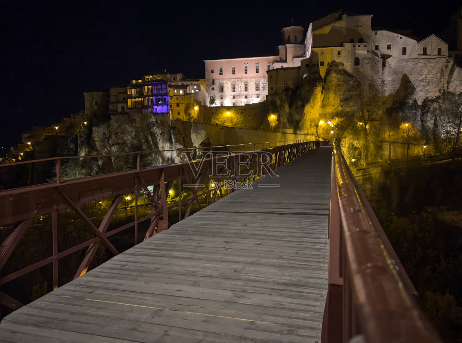 从步行桥对面看昆卡的夜晚照片摄影图片