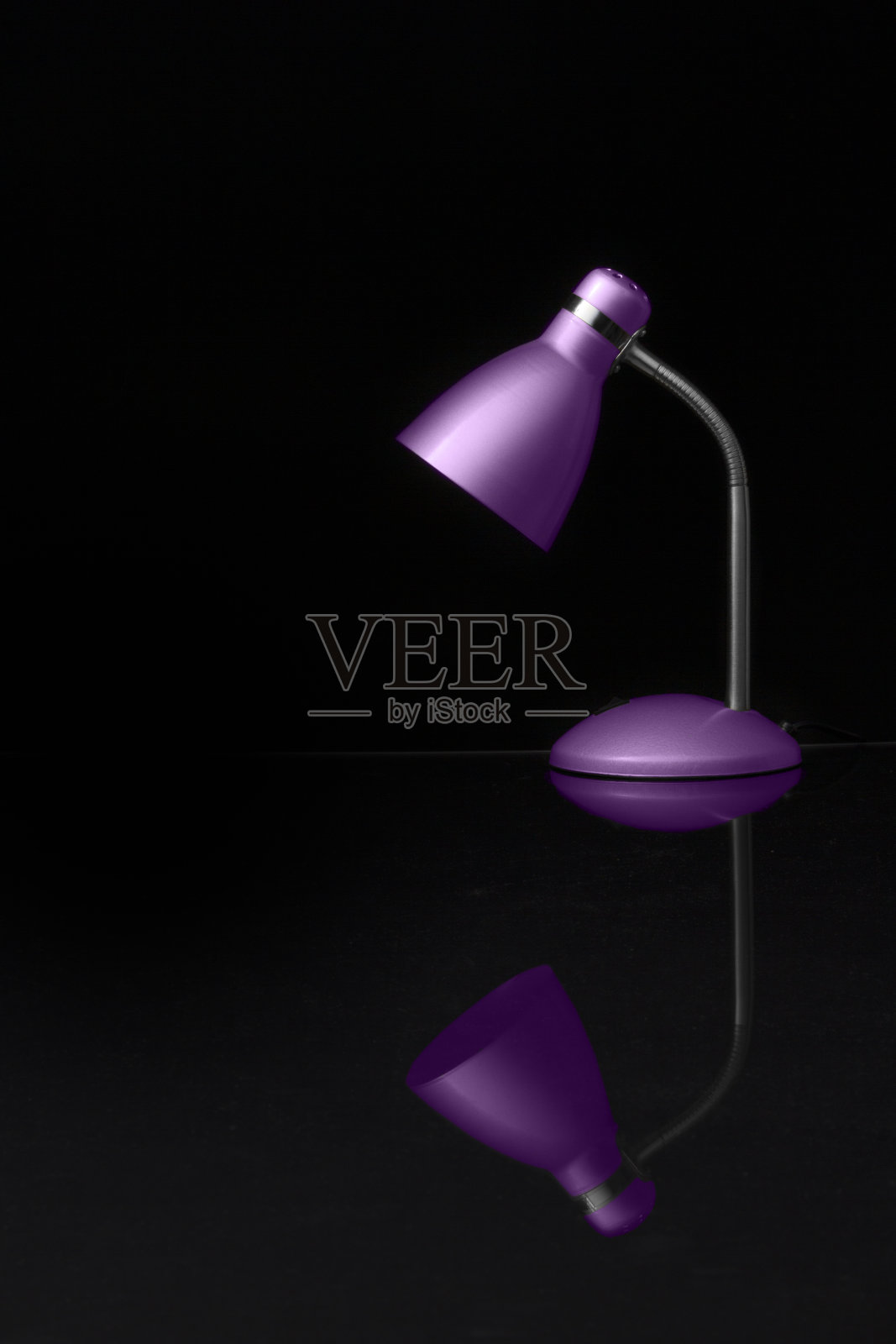 黑色背景的紫色台灯照片摄影图片