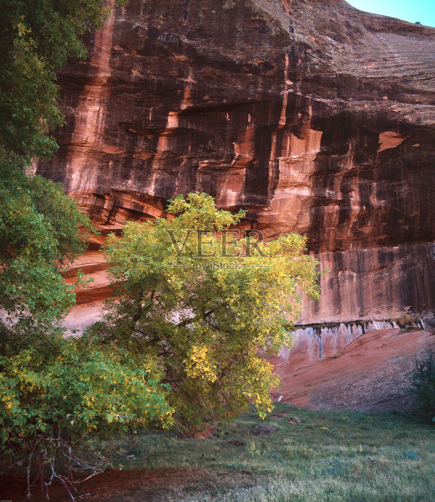 悬崖上的深彩色清漆照片摄影图片