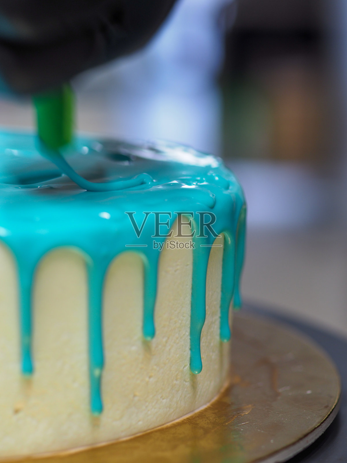 蛋糕设计师装饰顶部轻磨砂滴蛋糕和顶部与袋管填充照片摄影图片