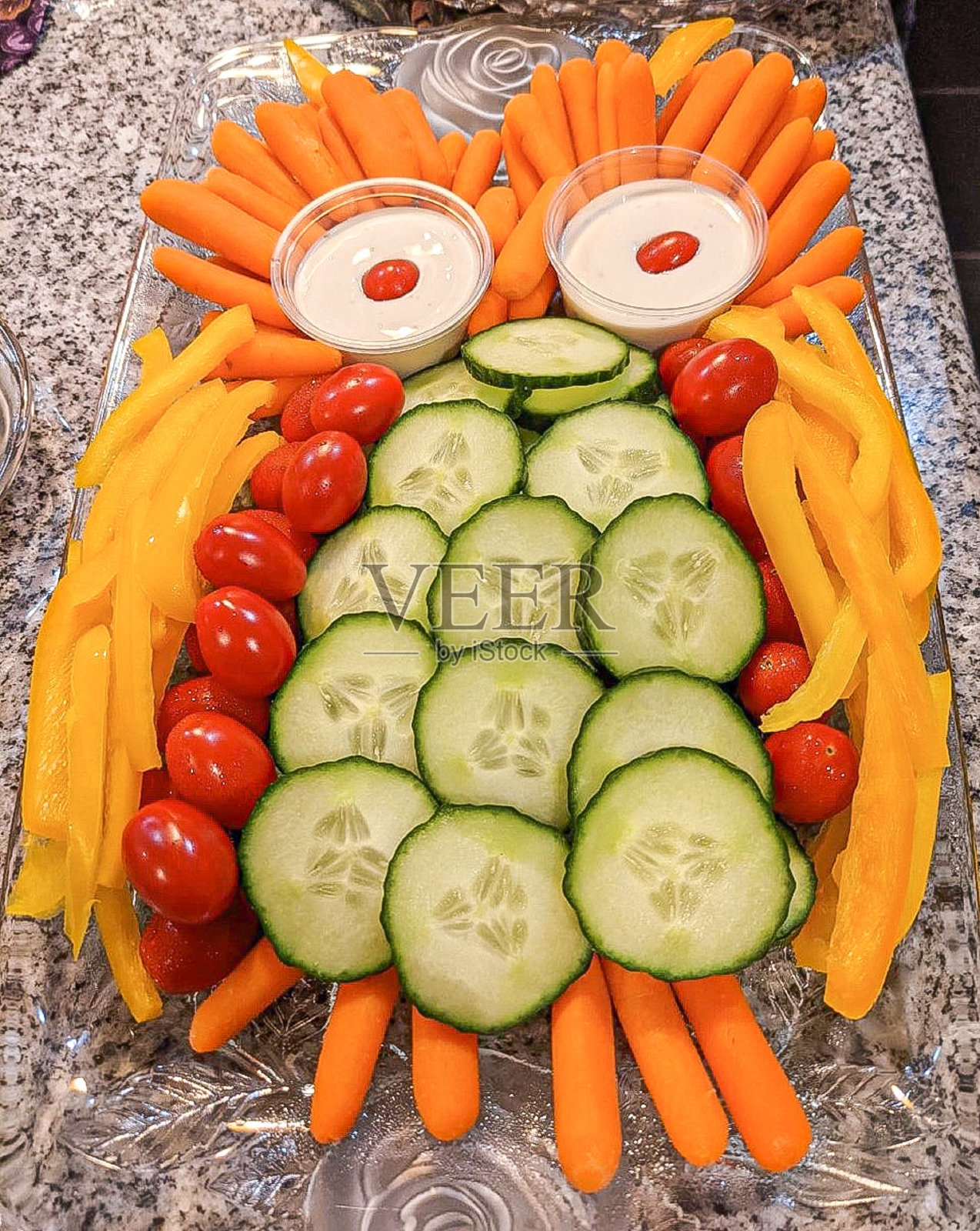 装饰成猫头鹰的蔬菜托盘照片摄影图片