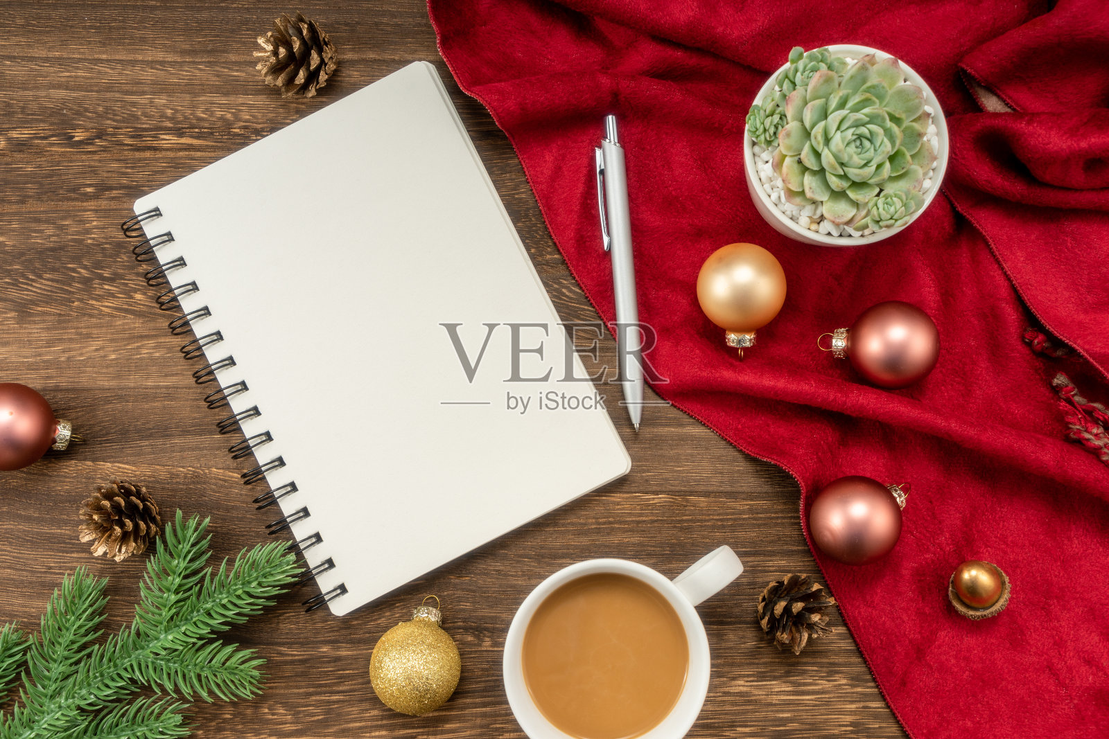 圣诞背景用空白笔记本，冷杉树枝，装饰。前视图。圣诞节待办事项清单或愿望清单。照片摄影图片