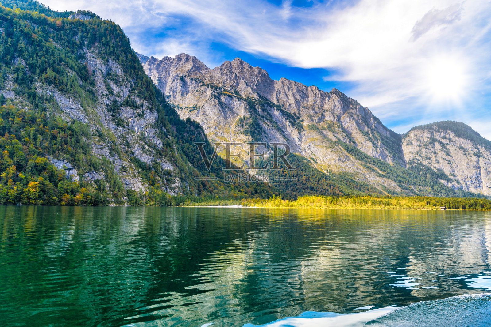 德国巴伐利亚州贝希特斯加登国家公园的科尼西湖和阿尔卑斯山脉照片摄影图片