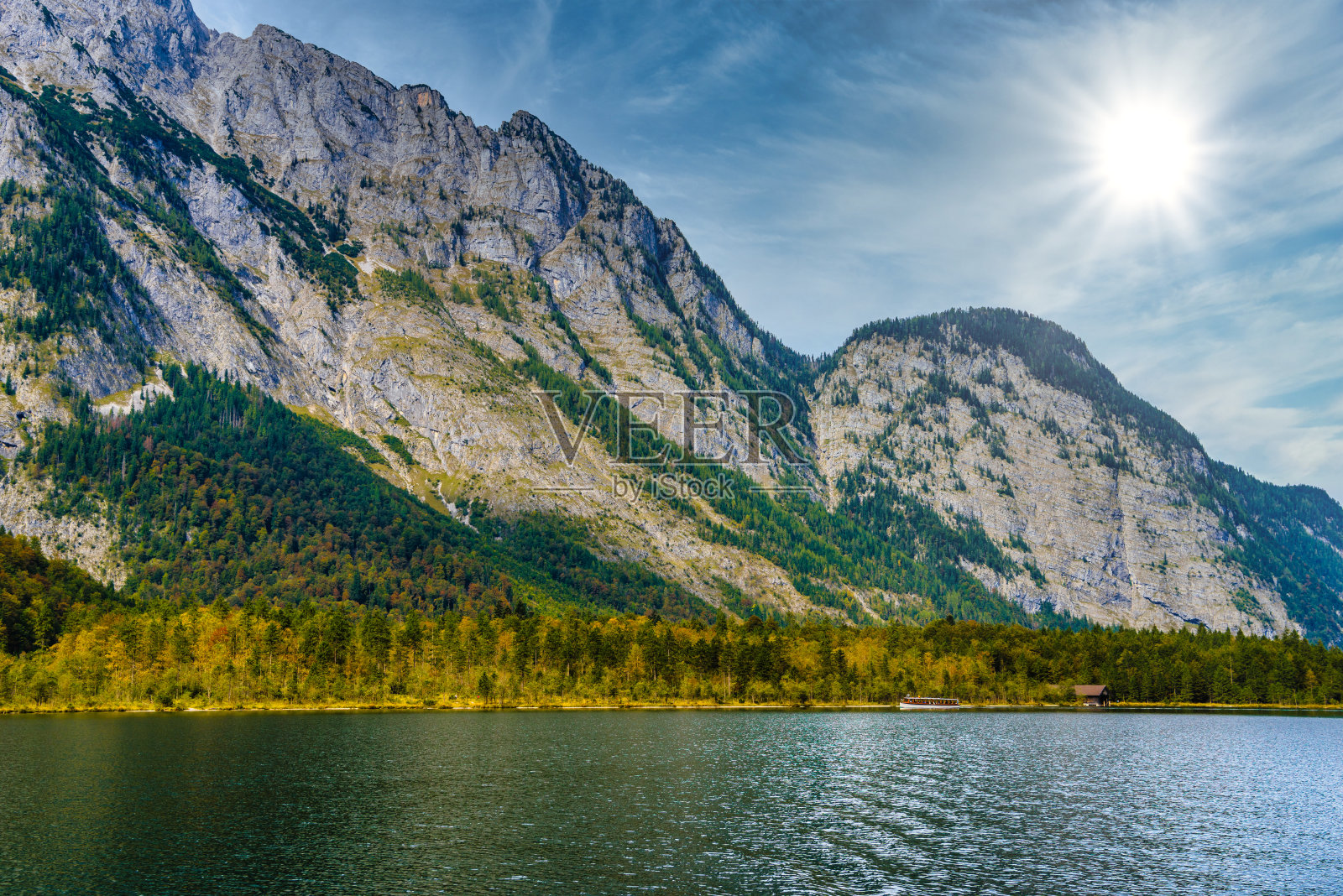 德国巴伐利亚州贝希特斯加登国家公园的科尼西湖和阿尔卑斯山脉照片摄影图片