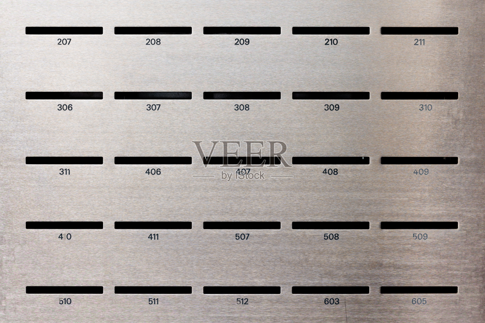 金属墙上有编号的邮件槽照片摄影图片