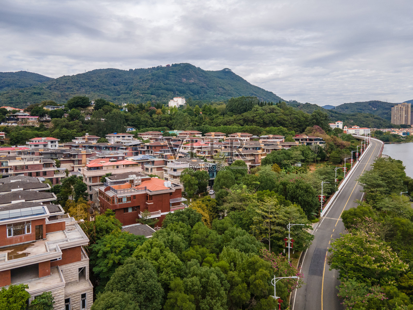 城市别墅与溪流道路的航拍视角照片摄影图片