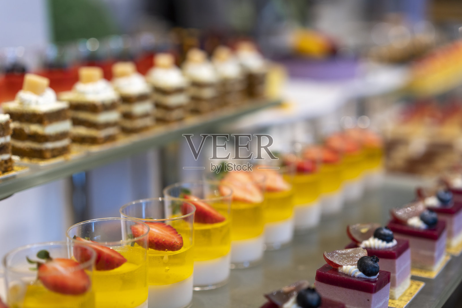 面包店架子上的可爱蛋糕照片摄影图片