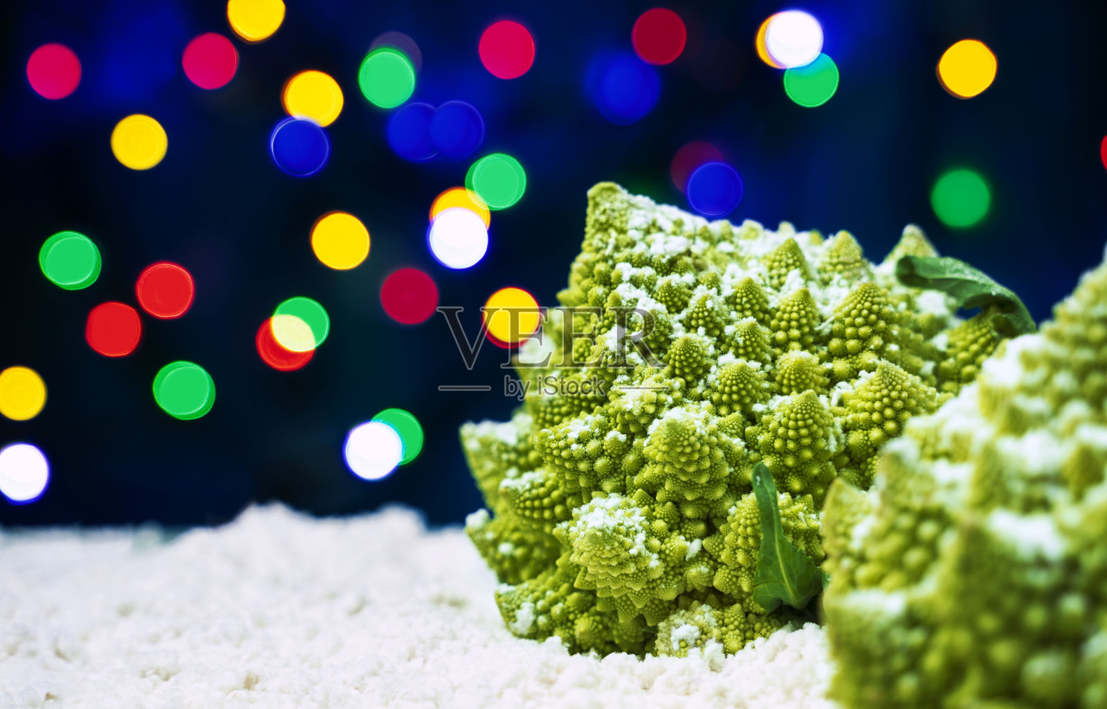 罗马花椰菜在彩色散景背景照片摄影图片