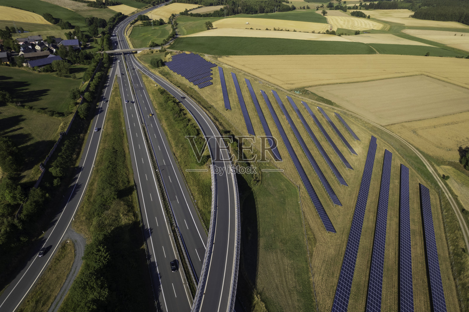 高速公路附近现代太阳能电池板的鸟瞰图照片摄影图片
