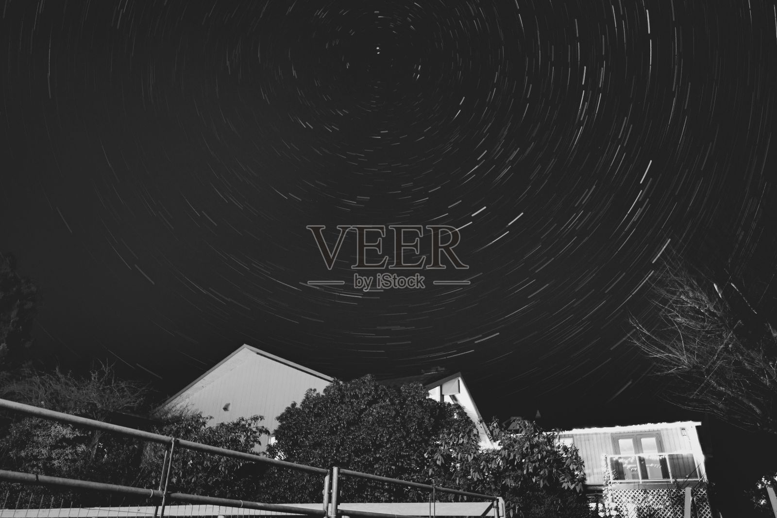 夜空中星星轨迹的低角度长曝光灰度镜头照片摄影图片