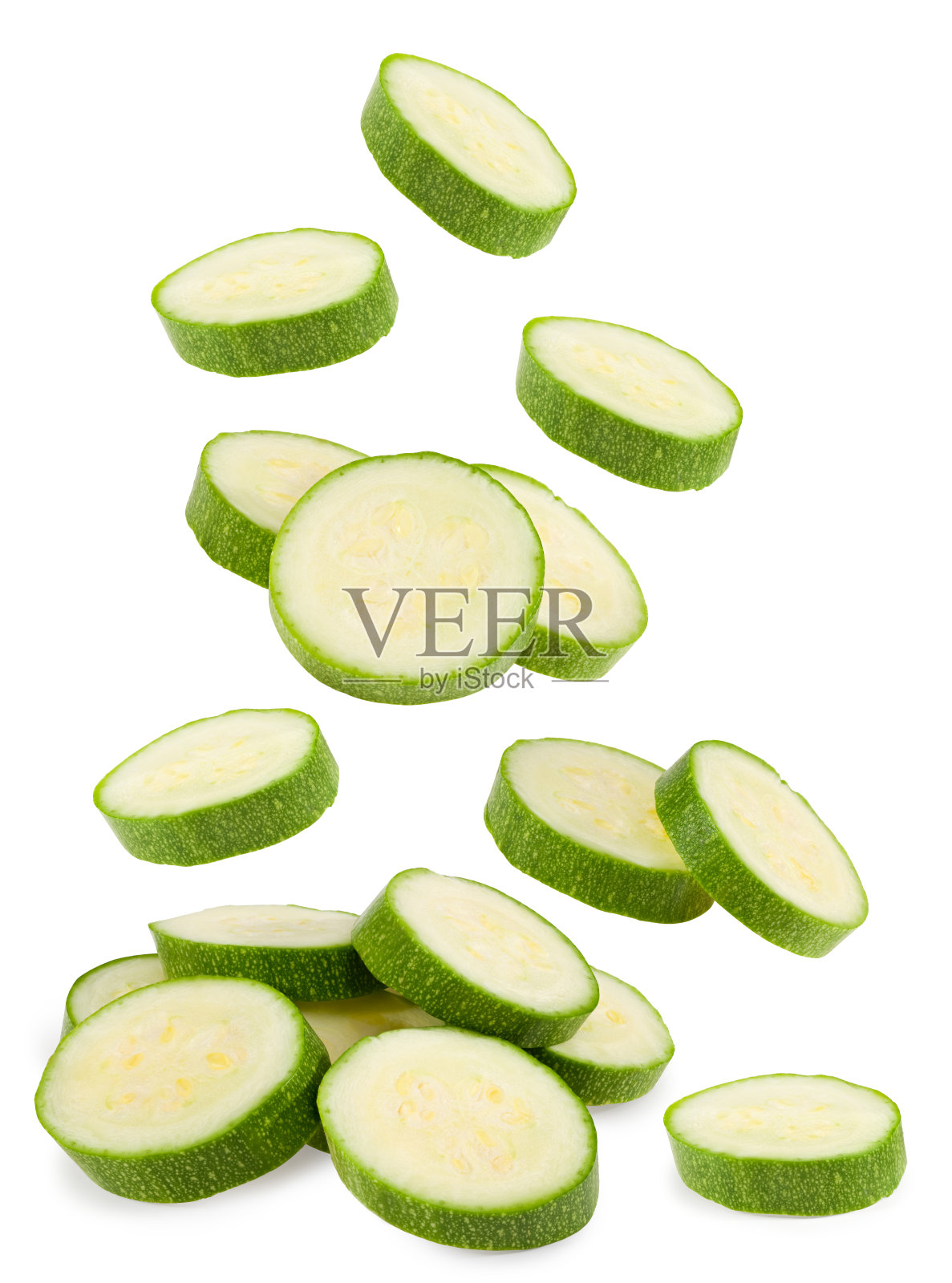 新鲜的绿色西葫芦或西葫芦片，白色背景。全景深。剪切路径照片摄影图片