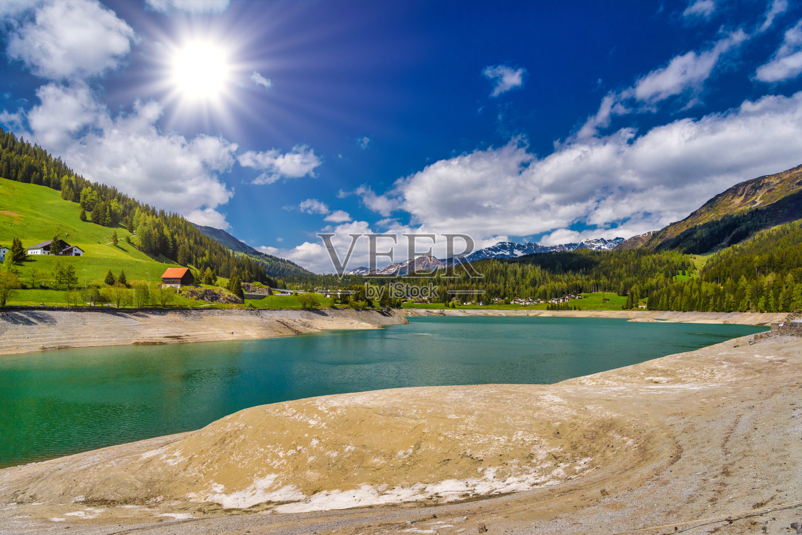 瑞士格劳宾登市达沃塞尔湖的达沃斯蓝水晶湖。照片摄影图片