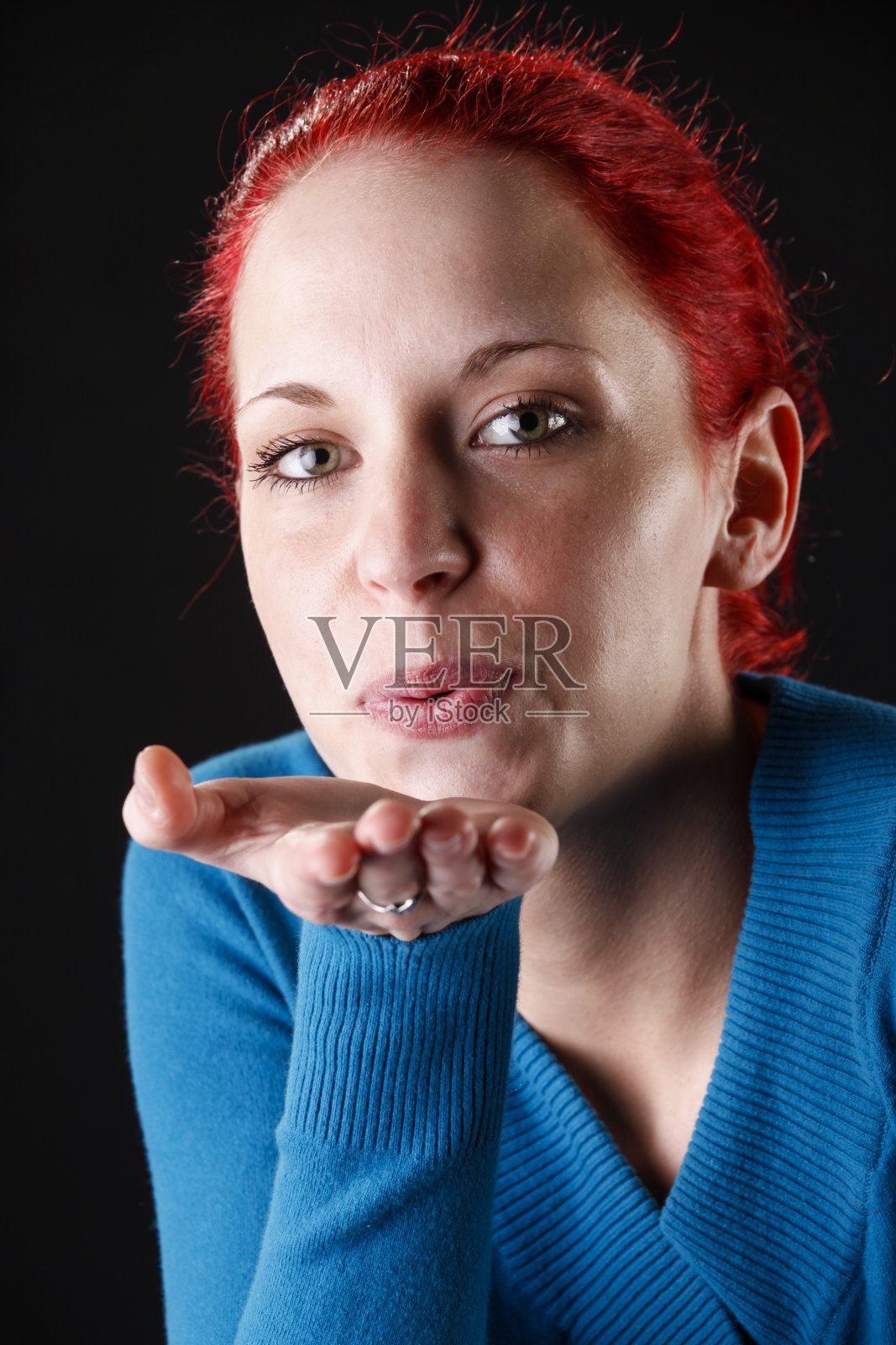 红发飞吻照片摄影图片