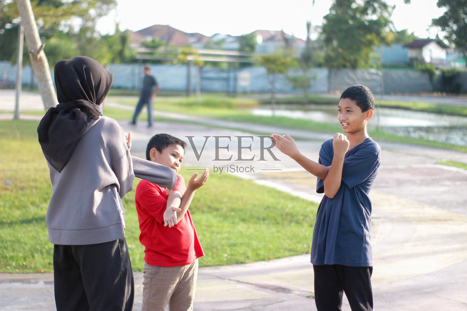 哥哥和姐姐正在城市公园里锻炼照片摄影图片