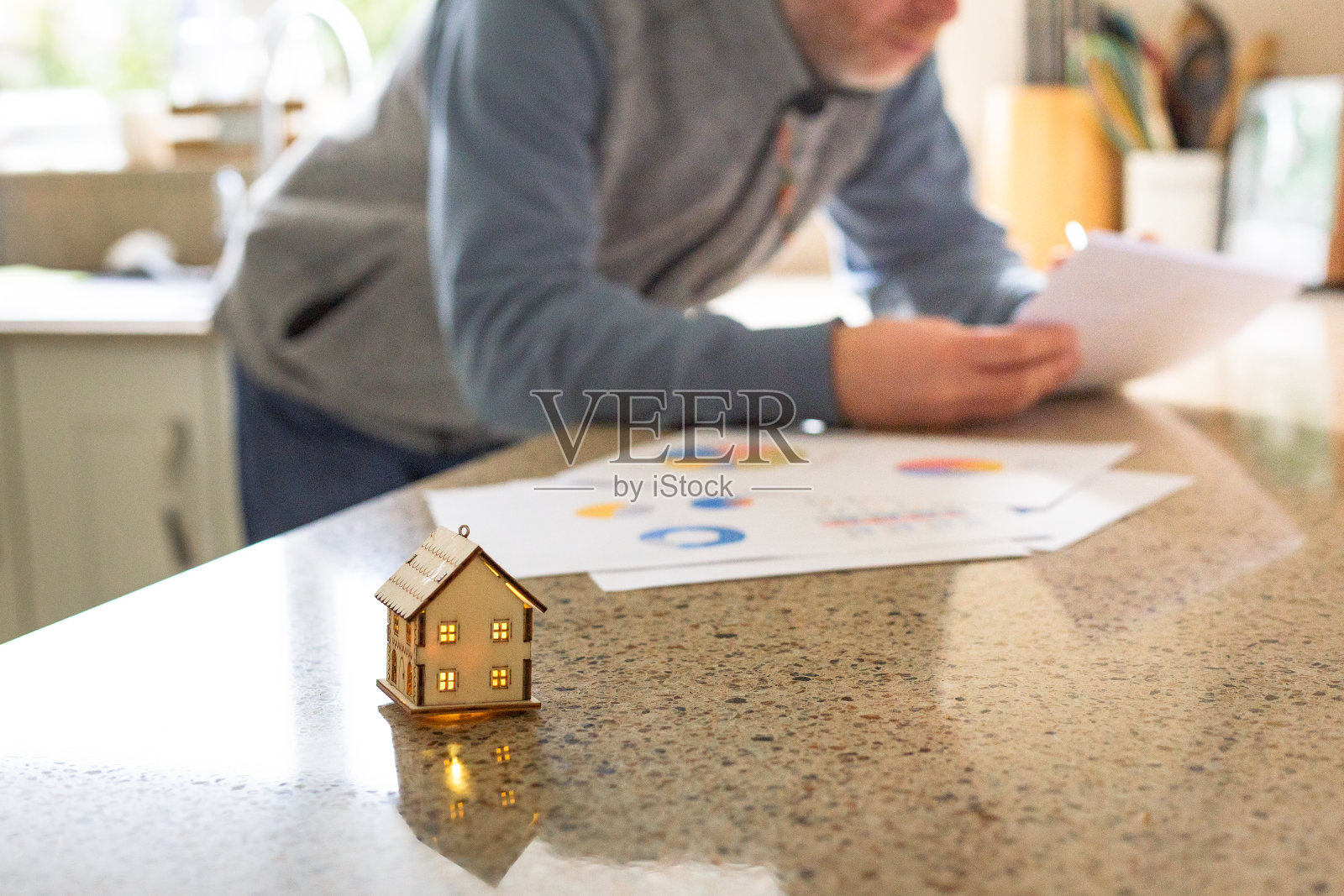 签署房屋销售协议照片摄影图片